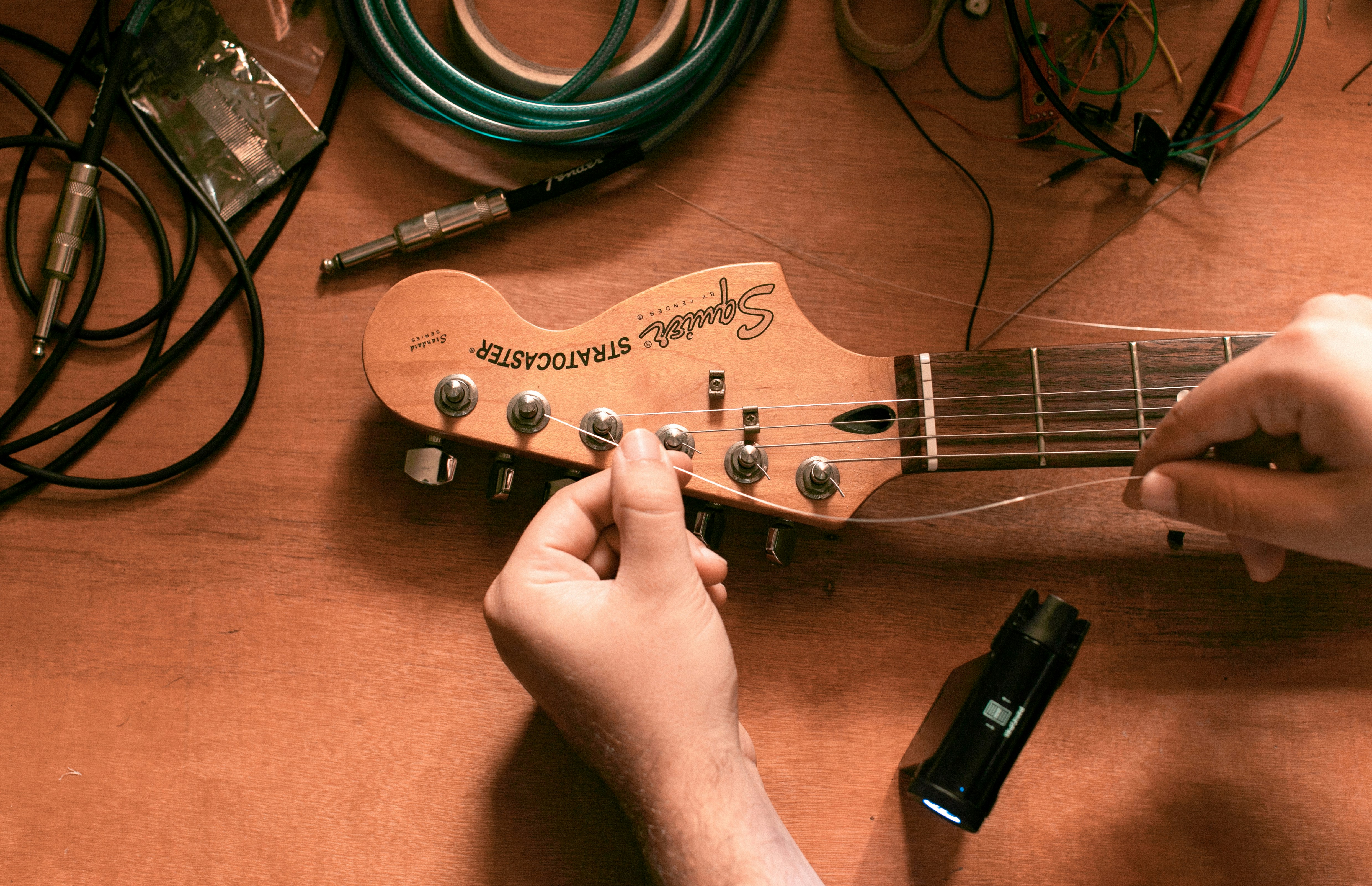 ¿Cada cuánto cambiar las cuerdas de tu guitarra? Guía según cómo tocas y el clima de Venezuela