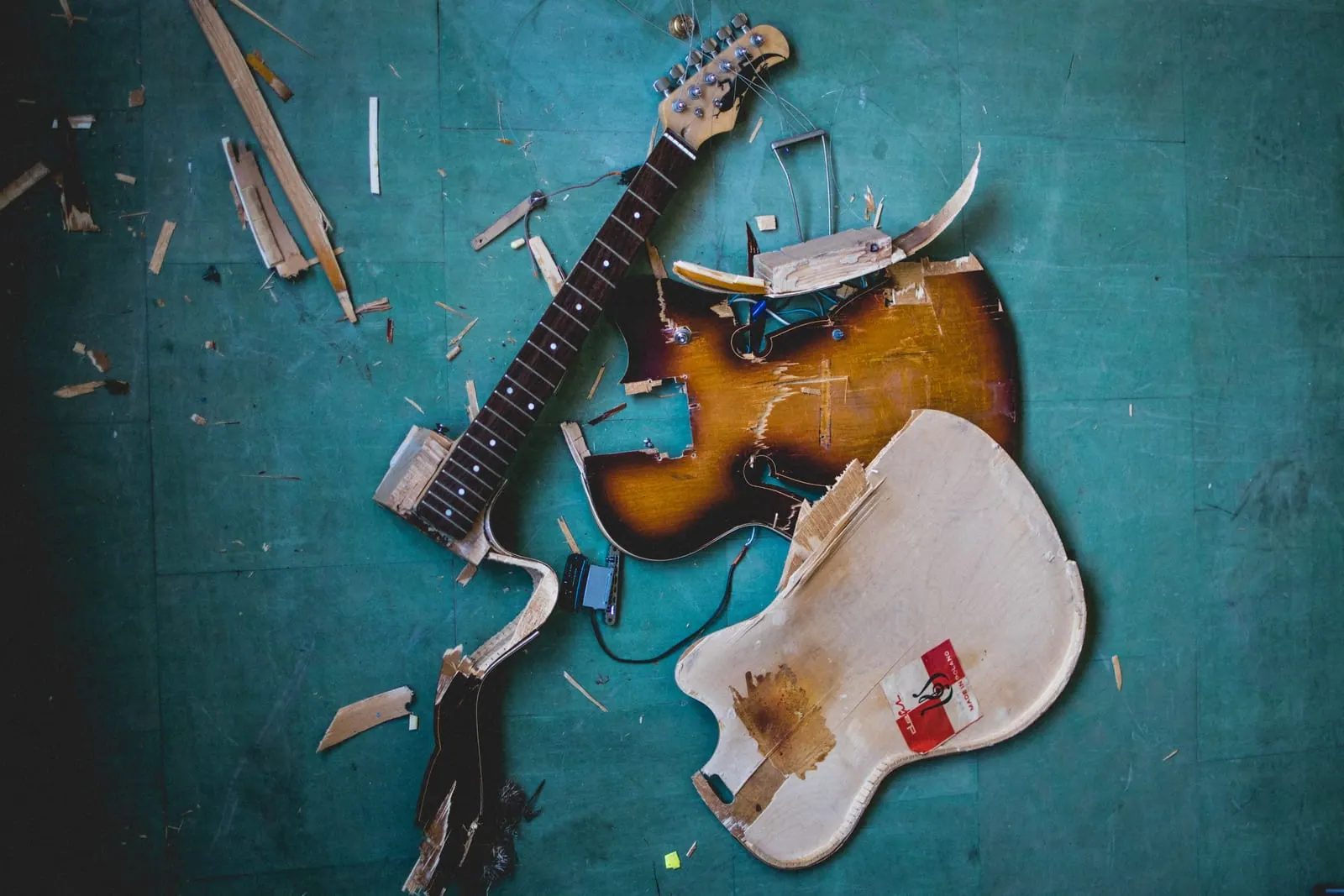 ¿Qué hace un luthier? El artesano que mantiene vivo tu instrumento
