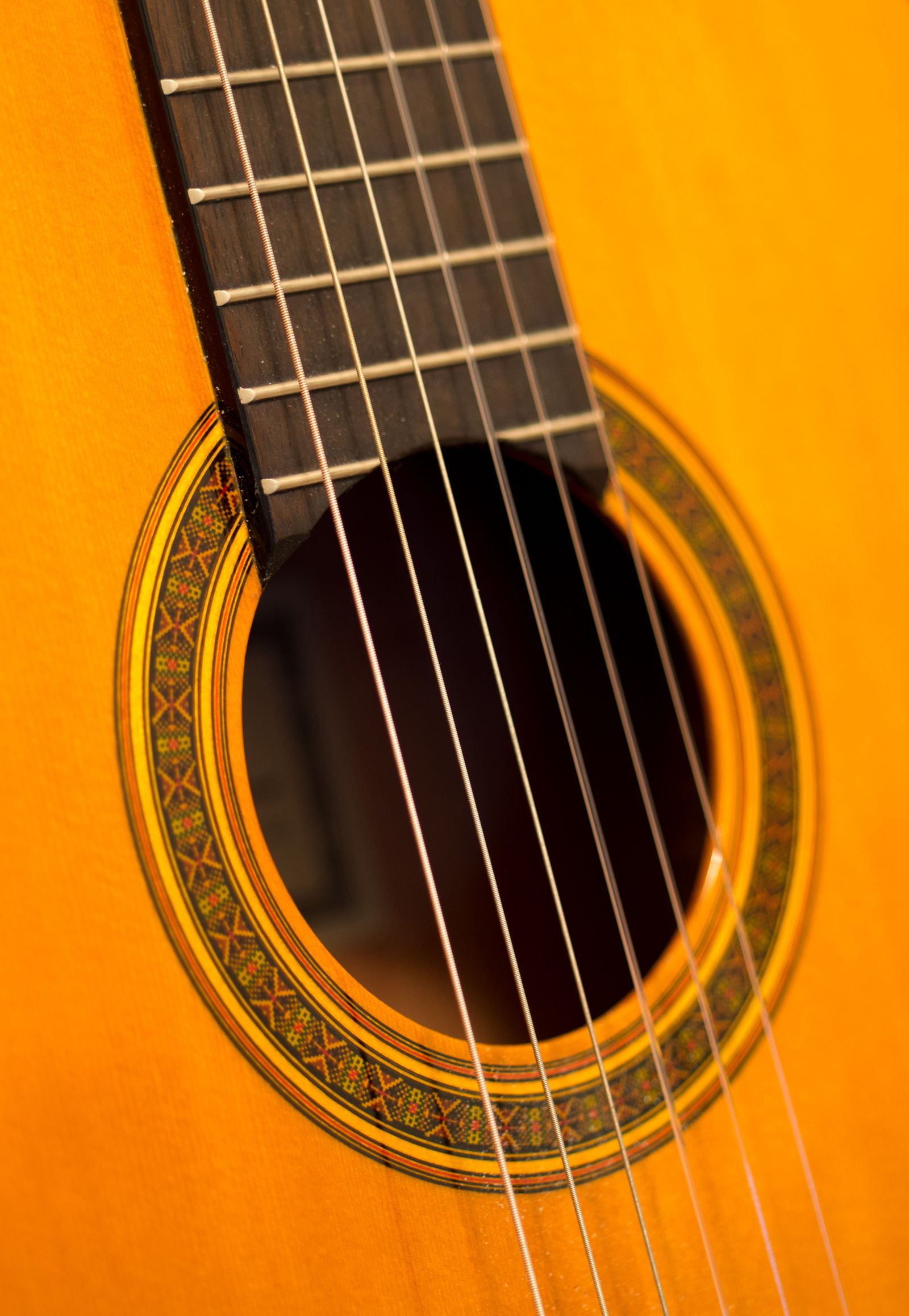 Cómo cambiar las cuerdas de guitarra clásica paso a paso